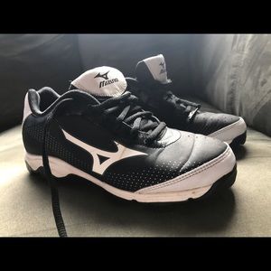 Boys size 3 mizuno baseball cleats